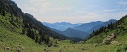 18 Vista panoramica sull'alpe della Baita Ciarelli ed oltre